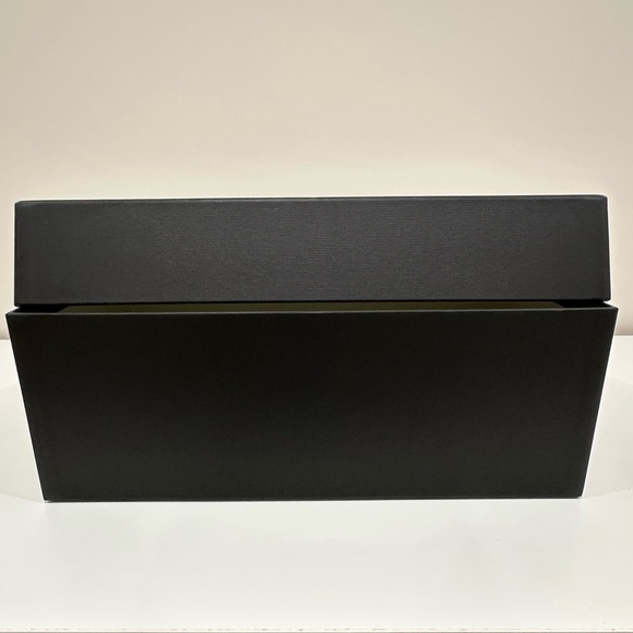 Gucci white&black shoe box with 2 dust bags, tissue/shoe stuffing papers & card - Picture 8 of 13